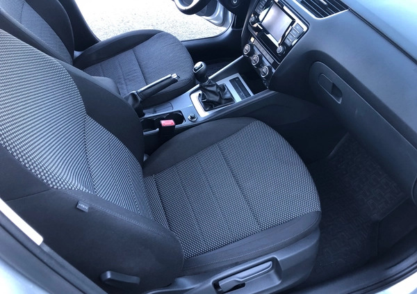 Skoda Octavia cena 36500 przebieg: 233600, rok produkcji 2015 z Koszalin małe 277